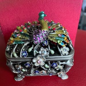 NIB PEACOCK JEWELRY BOX WOTH STONES-